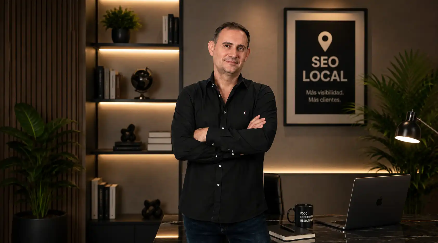 Javier, especialista en SEO local para psicólogos y terapeutas, en su despacho